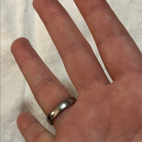 Elegant Silver Crystal Ring - Picture 3 of 5